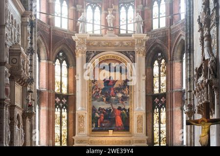 Italienische Renaissance-Himmelfahrt der Jungfrau von Tizian aus dem 16. Jahrhundert auf Hochaltar in der gotischen Basilika di Santa Maria Gloriosa dei Frari (F. Stockfoto