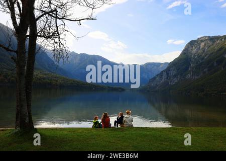 Bohinjer See, Bohinj, Slowenien, Triglav, Bled, Wildwasser, Abenteuer, See, Bezaubernder See im Nationalpark Triglav bei Bled Stockfoto