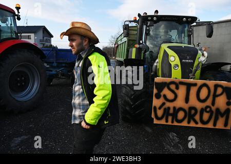 Horni Tosanovice, Tschechische Republik. Januar 2024. Am 23. Januar 2024 fand in Horni Tosanovice, Bezirk Frydek-Mistek, Tschechische Republik, eine Protestaktion der tschechischen Bauern aus der Mährisch-Schlesischen Region statt, die gemeinsam mit Bauern gegen die langfristige Unterbewertung der Landwirtschaft in ganz Europa protestierten. Quelle: Jaroslav Ozana/CTK Photo/Alamy Live News Stockfoto