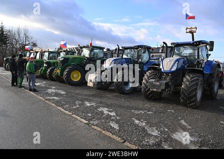 Horni Tosanovice, Tschechische Republik. Januar 2024. Am 23. Januar 2024 fand in Horni Tosanovice, Bezirk Frydek-Mistek, Tschechische Republik, eine Protestaktion der tschechischen Bauern aus der Mährisch-Schlesischen Region statt, die gemeinsam mit Bauern gegen die langfristige Unterbewertung der Landwirtschaft in ganz Europa protestierten. Quelle: Jaroslav Ozana/CTK Photo/Alamy Live News Stockfoto