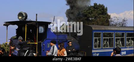 Darjeeling, West Bengalen, Indien - 15. Februar 2022: Fahrt mit der Spielzeugbahn, UNESCO-Weltkulturerbe Darjeeling Himalaya Railway am Batasia Loop Stockfoto