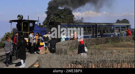 Darjeeling, West Bengalen, Indien - 15. Februar 2022: Fahrt mit der Spielzeugbahn, UNESCO-Weltkulturerbe Darjeeling Himalaya Railway am Batasia Loop Stockfoto