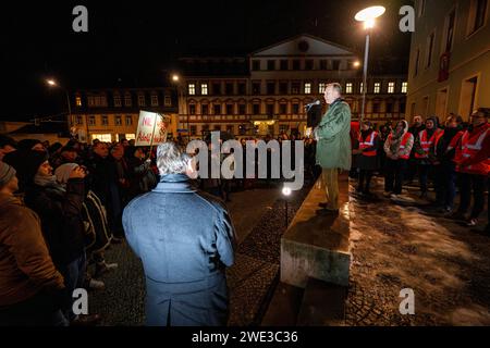 22/01/2024 - Weimar: Die Versammlung unter dem Motto nie wieder ist jetzt - Weimar gegen Faschismus und für Demokratie in Weimar am 22. Januar 2024. Der Generalintendant des Deutschen Nationaltheaters und der Staatskapelle Weimar, Hasko Weber, spricht vor den Demonstranten. /                     Foto: Jacob Schröter 017623787412 DEMONSTRATION IN WEIMAR - ãNIE WIEDER ist jetzt jetzt - WEIMAR GEGEN FASCHISMUS UND FÜR DEMOKRATIEÒ *** 22 01 2024 Weimar die Kundgebung unter dem Motto nie wieder ist Weimar gegen Faschismus und für Demokratie am 22. Januar in Weimar, 2024 der Generaldirektor der deutschen Nati Stockfoto