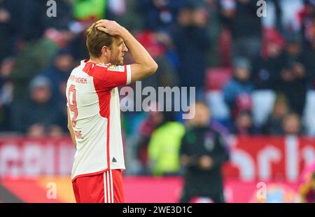 Harry Kane, FCB 9 traurig im Spiel FC BAYERN MÜNCHEN - WERDER BREMEN 0-1 am 21. Januar 2024 in München. Saison 2023/2024, 1.Bundesliga, FCB, München, Spieltag 18, 18.Spieltag © Peter Schatz / Alamy Live News - DFL-VORSCHRIFTEN VERBIETEN DIE VERWENDUNG VON FOTOGRAFIEN als BILDSEQUENZEN und/oder QUASI-VIDEO - Stockfoto