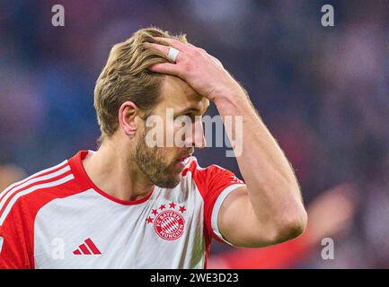 Harry Kane, FCB 9 traurig im Spiel FC BAYERN MÜNCHEN - WERDER BREMEN 0-1 am 21. Januar 2024 in München. Saison 2023/2024, 1.Bundesliga, FCB, München, Spieltag 18, 18.Spieltag © Peter Schatz / Alamy Live News - DFL-VORSCHRIFTEN VERBIETEN DIE VERWENDUNG VON FOTOGRAFIEN als BILDSEQUENZEN und/oder QUASI-VIDEO - Stockfoto