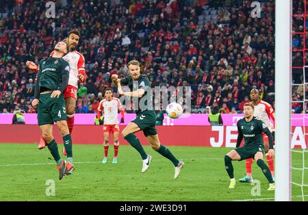 Eric MAXIM CHOUPO-MOTING (FCB 13) tritt um Ball, Tackling, Duell, Header, zweikampf, Aktion, Kampf gegen Niklas stark, BRE 4 Christian GROSS, BRE 36 Mitchell Weiser, BRE 8 Michael Zetterer, BRE 30 im Spiel FC BAYERN MÜNCHEN - WERDER BREMEN 0-1 am 21. Januar 2024 in München. Saison 2023/2024, 1.Bundesliga, FCB, München, Spieltag 18, 18.Spieltag © Peter Schatz / Alamy Live News - DFL-VORSCHRIFTEN VERBIETEN DIE VERWENDUNG VON FOTOGRAFIEN als BILDSEQUENZEN und/oder QUASI-VIDEO - Stockfoto