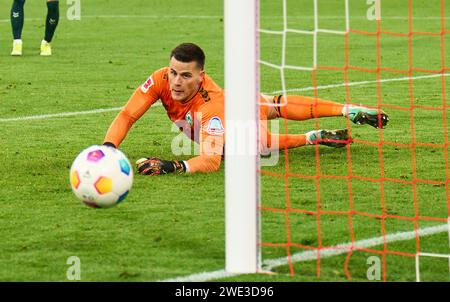 Michael Zetterer, BRE 30 verteidigt im Spiel FC BAYERN MÜNCHEN – WERDER BREMEN 0-1 am 21. Januar 2024 in München. Saison 2023/2024, 1.Bundesliga, FCB, München, Spieltag 18, 18.Spieltag © Peter Schatz / Alamy Live News - DFL-VORSCHRIFTEN VERBIETEN DIE VERWENDUNG VON FOTOGRAFIEN als BILDSEQUENZEN und/oder QUASI-VIDEO - Stockfoto