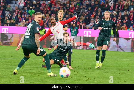 Mathys Tel, FCB 39 wetteifern um Ball, Tackling, Duell, Header, zweikampf, Action, Kampf gegen Niklas stark, BRE 4 Marco FRIEDL, BRE 32 Mitchell Weiser, BRE 8 im Spiel FC BAYERN MÜNCHEN - WERDER BREMEN 0-1 am 21. Januar 2024 in München. Saison 2023/2024, 1.Bundesliga, FCB, München, Spieltag 18, 18.Spieltag © Peter Schatz / Alamy Live News - DFL-VORSCHRIFTEN VERBIETEN DIE VERWENDUNG VON FOTOGRAFIEN als BILDSEQUENZEN und/oder QUASI-VIDEO - Stockfoto