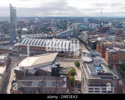 Luftaufnahme des Stadtzentrums von Manchester, Großbritannien, einschließlich Beetham Tower, Manchester Central, Bridgewater Hall, Barbirolli Square und einem Vogelflug Stockfoto