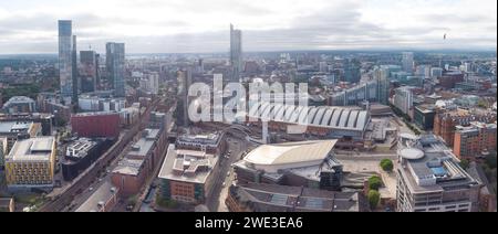 Panoramaaufnahme des Stadtzentrums von Manchester, Großbritannien, einschließlich Deansgate Square, Beetham Tower, Manchester Central, Bridgewater Hall und einer Möwe Stockfoto