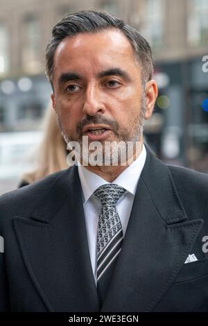 Anwalt Aamer Anwar außerhalb der COVID-19-Anhörung des Vereinigten Königreichs im Edinburgh International Conference Centre (EICC). Die Anhörung befasst sich mit den wichtigsten Entscheidungsfindungen des Vereinigten Königreichs und der politischen Governance in Schottland. Bilddatum: Dienstag, 23. Januar 2024. Stockfoto