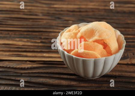 Kerupuk Udang oder Shrimp Cracker. Beliebte Beilage für indonesische Speisen wie Bubur, Nasi Goreng, Mie Stockfoto