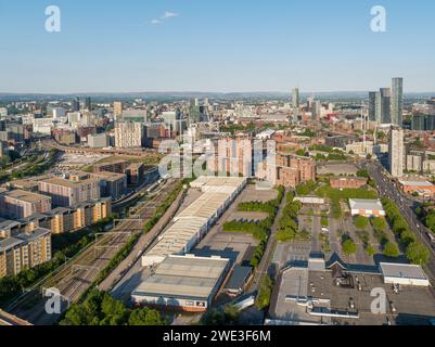 Luftaufnahme des Stadtzentrums von Manchester an einem sonnigen Tag, aufgenommen am Ende der Autobahn M602 mit der Regent Road und der Zuglinie, die in die Stadt führt Stockfoto