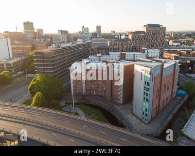 Luftaufnahme der Unite Studenten Piccadilly Point und Mill Point mit MacDonald Hotel und Mancunian Way im Vordergrund im Stadtzentrum von Manchester Stockfoto