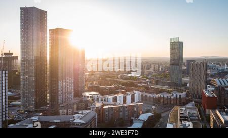 Panoramaaufnahme der Wohntürme am Deansgate Square, des Beetham Tower und DER ACHSE im Stadtzentrum von Manchester, Großbritannien an einem sonnigen Abend Stockfoto