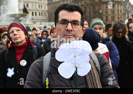 LONDON, ENGLAND - 21. JANUAR 2023: Religiöse Menschen aller Glaubensrichtungen sammeln sich auf dem Trafalgar Square zur Vorbereitung des Peace Walk, London, England ruft zu einem Waffenstillstand in Gaza/Palästina, einem Ende des Krieges in der Ukraine und einem Ende des Kalten Krieges gegen China auf. Quelle: Siehe Li/Picture Capital/Alamy Live News Stockfoto