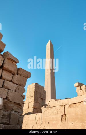 Luxor, Ägypten - 2. Januar 2024: Obelisken und Ruinen des Karnak-Tempels Stockfoto