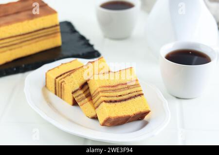 Lapis Filipina oder Philipines Layer Cake. Surabaya Layer Cake kombiniert mit Lapis Legit. Stockfoto