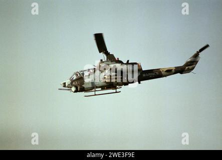 Erster Golfkrieg: 1. März 1991 Ein Kampfhubschrauber des United States Marine Corps Bell AH-1W SuperCobra fliegt über Kuwait City. Stockfoto