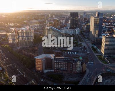 Luftaufnahme von One Angel Square, CIS Tower, MODA, MeadowSide im Bau, aufgenommen an einem schönen sonnigen Morgen im Stadtzentrum von Manchester, Großbritannien Stockfoto