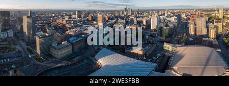 Weite Panoramaaufnahme der Stadtzentren von Manchester und Salford, Großbritannien, aufgenommen von der Manchester Arena mit Blick nach Süden an einem schönen sonnigen Morgen Stockfoto