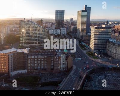 Luftaufnahme von One Angel Square, CIS Tower, MODA an einem schönen sonnigen Morgen im Stadtzentrum von Manchester, Großbritannien Stockfoto