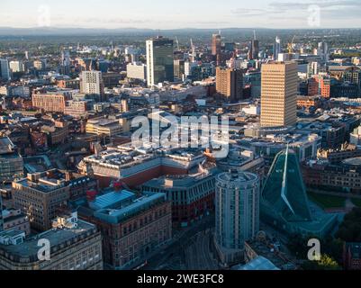 Luftbild vom Indigo Hotel, National Football Museum in Urbis, Corn Exchange, Arndale House, City Tower, Bloc und dem größeren Stadtzentrum von Manchester, Großbritannien Stockfoto