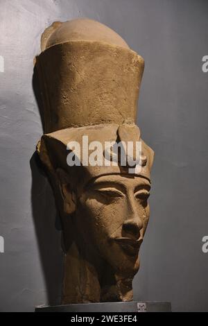 Luxor, Ägypten - 26. Dezember 2023: Büste des Königs Aschenaton, Luxor Museum, Oberägypten, Niltal Stockfoto