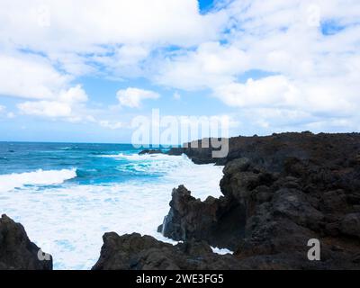 Aussichtspunkt in Los Hervideros. Die zerklüftete Lavaküste zwischen Playa Blanca und El Golfo. Felshöhlen. Kanarische Inseln, Lanzarote, Spanien. Stockfoto