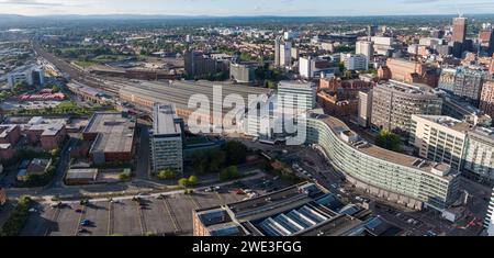 Panoramaaufnahme des Piccadilly Hotels, des Bahnhofs Piccadilly und der Bahngleise, die in die Ferne zum Stadtzentrum von Manchester, Großbritannien, führen Stockfoto