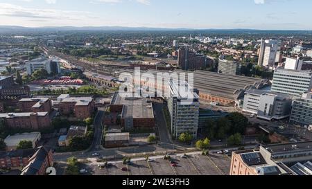 Panoramaaufnahme des Piccadilly Hotels, des Bahnhofs Piccadilly und der Bahngleise, die in die Ferne zum Stadtzentrum von Manchester, Großbritannien, führen Stockfoto