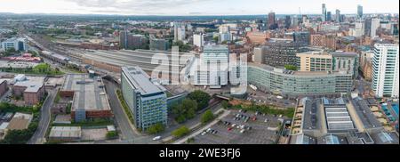 Panoramaaufnahme des Piccadilly Hotels, des Bahnhofs Piccadilly und der Bahngleise, die in die Ferne zum Stadtzentrum von Manchester, Großbritannien, führen Stockfoto