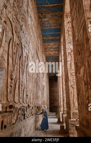 Luxor, Ägypten - 26. Dezember 2023: Totentempel von Ramesses III. Im Medinat Habu-Komplex Stockfoto