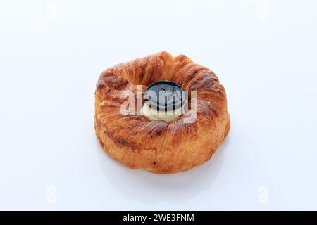 Croissant Brötchen mit Cream Cheese Füllung, isoliert auf weiß Stockfoto