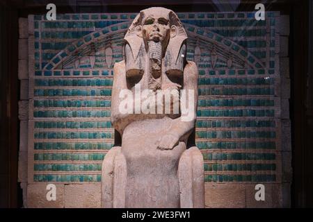 Kairo, Ägypten - 2. Januar 2024: Ägyptische Zivilisation, altes Königreich, Dynastie III Statue des Pharao Gioser (Djoser) aus Sakkara Stockfoto
