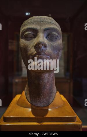 Kairo, Ägypten - 2. Januar 2024: Unvollendeter Kopf der Nefertiti im Ägyptischen Museum Stockfoto