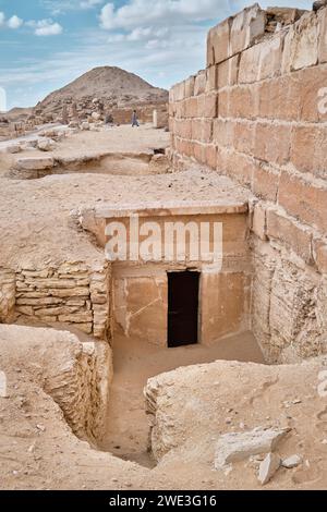 Sakkara, Ägypten - 2. Januar 2024: Hieroglyphen und Zeichnungen am Eingang einer Mastaba Stockfoto