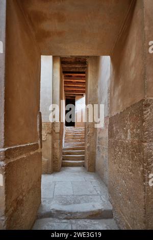 Sakkara, Ägypten - 2. Januar 2024: Gemalte Relieffiguren, die das tägliche Leben im alten Ägypten zeigen, im Grab des Kagemni in der Nekropole Sakkara Stockfoto