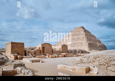 Sakkara, Ägypten – 2. Januar 2024: Die Pyramide von Djoser (oder Djeser und Zoser) oder die Stufenpyramide in der Sakkara-Nekropole Stockfoto