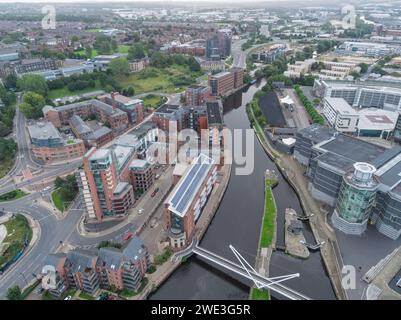 Luftaufnahme abseits des Stadtzentrums von Leeds mit Blick auf Knights Way Bridge, Leeds Dock, Royal Armouries, River Aire, East Street, Yorkshire, Großbritannien Stockfoto