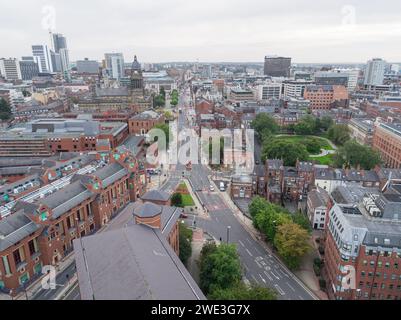 Luftaufnahme mit Blick auf The Headrow im Stadtzentrum von Leeds, Yorkshire, Großbritannien, Blick auf den Park Square, das Leeds Town Hall und das größere Stadtzentrum Stockfoto