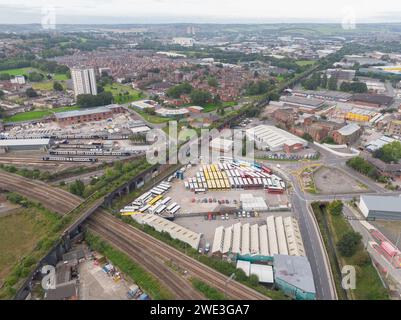 Luftaufnahme der Hauptbahnlinie und des stillgelegten Viadukts in und aus Leeds, Network Rail Holbeck Depot, einem Busdepot in Leeds, Yorkshire, Großbritannien Stockfoto