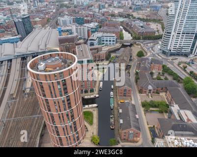 Luftaufnahme von Candle House im Vordergrund mit Granary Wharf, Bahnhof Leeds, Leeds Liverpool Canal & Leeds Stadtzentrum, Yorkshire, Großbritannien Stockfoto