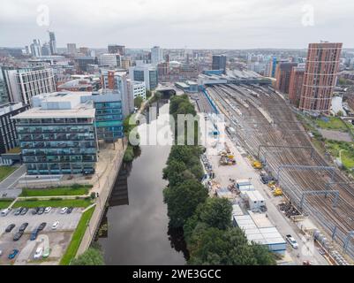 Luftbild mit Blick auf den Fluss Aire in Richtung Stadtzentrum von Leeds, Großbritannien, einschließlich 1 Whitehall Riverside, Zuglinie zur Leeds Station & Leeds Liverpool Canal Stockfoto