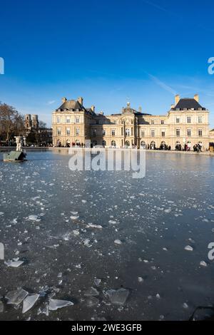 Paris, Frankreich, Icy Lake und Palais du Luxembourg im Jardin du Luxembourg (luxemburgischer Garten) in Paris, nur Editorial. Stockfoto