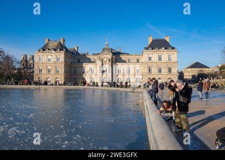 Paris, Frankreich, Icy Lake und Palais du Luxembourg im Jardin du Luxembourg (luxemburgischer Garten) in Paris, nur Editorial. Stockfoto