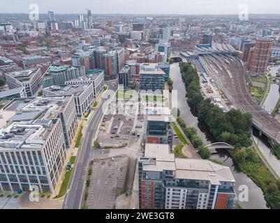 Luftbild mit Blick auf die Whitehall Road in Richtung Stadtzentrum von Leeds, Großbritannien, einschließlich Wellington Place, River Aire, Leeds Station & Leeds Liverpool Canal Stockfoto