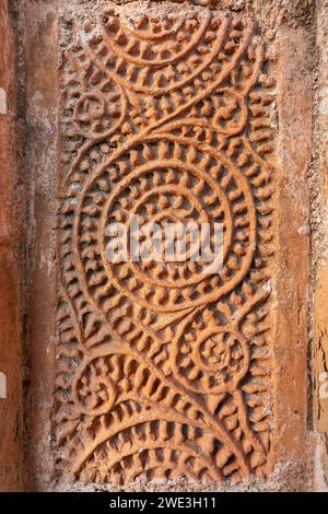Nahaufnahme des floralen und geometrischen Designs von Terrakotta an der Außenwand des antiken Chachra Shiva Tempels alias Shiv mandir, Jessore, Bangladesch Stockfoto