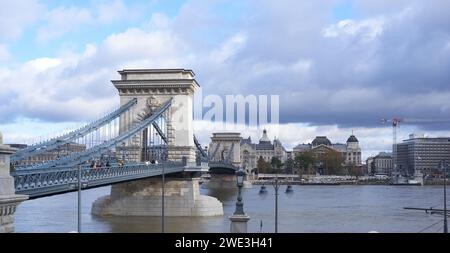 Ungarn – Budapest 30 November 2023 Budapests Kettenbrücke auf einem Foto. Legendäres Wahrzeichen Stockfoto