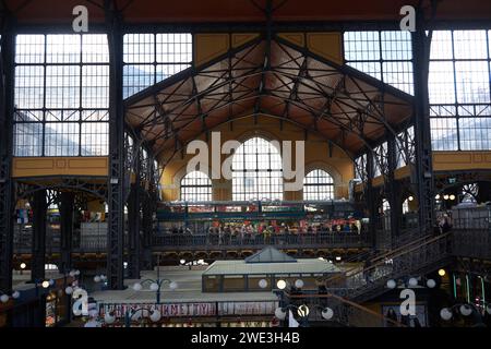 Ungarn - Budapest 30 November 2023 Zentralmarkt pulsierende Szene mit Ständen und Architektur. Authentisches ungarisches Erlebnis Stockfoto